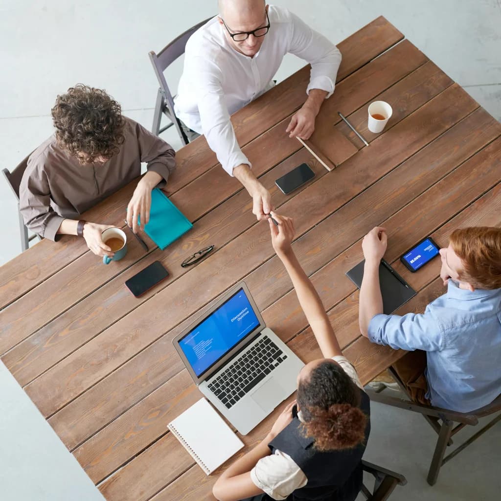 Stretta di mano durante un incontro professionale con il team SITGEST